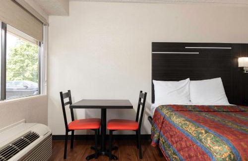 Hillsboro Hotel | Budget-Friendly Paragon Inn in Hillsboro with Family Amenities