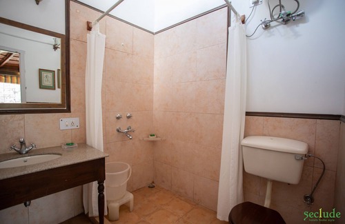 Ramgarh House | Secluded Parakeet Haven in Taradale with Breakfast Included