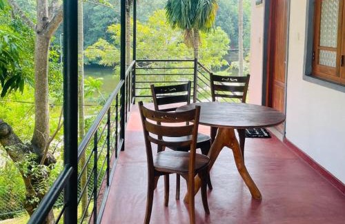 New Town House | Pet-Friendly Parakum Rest with Breakfast for Families