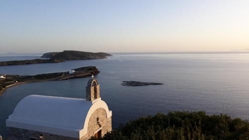 Schinoussa Town Apartment | Oceanfront Paralos Lodging - 4-Star Rated with Breakfast