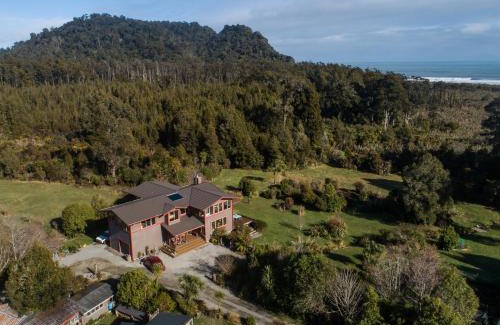Kakapotahi Cabin | Experience Elegance at Paramata Lodge with Ocean Views