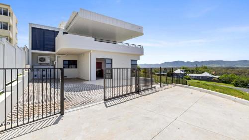 Coffs Harbour House | Discover Paramount on Jarret: 4-Star Pet & Child Friendly
