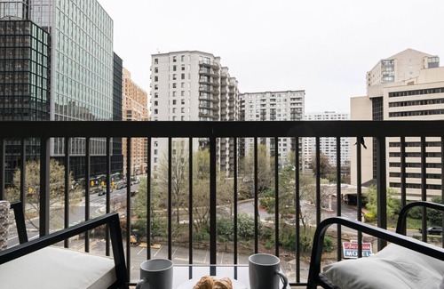 Crystal City Apartment | Paramount Sleeps 8 Near Metro