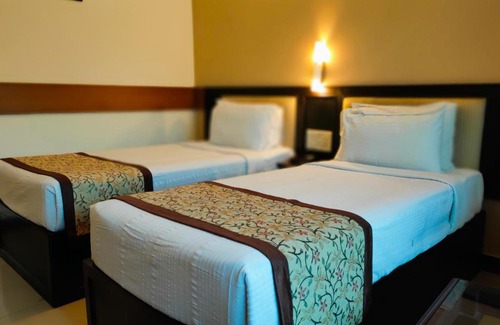 Muvattupuzha Hotel | Cozy Paray Residency: Family-Friendly with Great Amenities