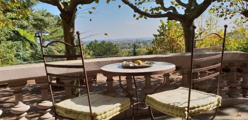 Vancia - Crepieux Bed & Breakfast | Discover Villa Castel: Oceanfront Haven with Pool & Dining