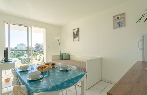 Pontaillac Apartment | Oceanfront Parc de Pontaillac with Pool & Spa Amenities