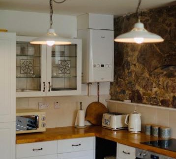 Mold House | Parc Farm Cottage: A Guest Favorite in North Wales