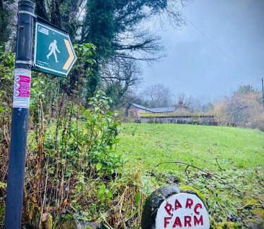 Mold House | Parc Farm Cottage: A Guest Favorite in North Wales