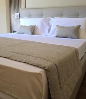 Porrena Hotel | Cozy Parc Hotel with Pool and Oceanfront Views