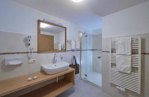Kastelruth Hotel | Explore Parc Hotel Tyrol: Pet-Friendly Retreat with Pool