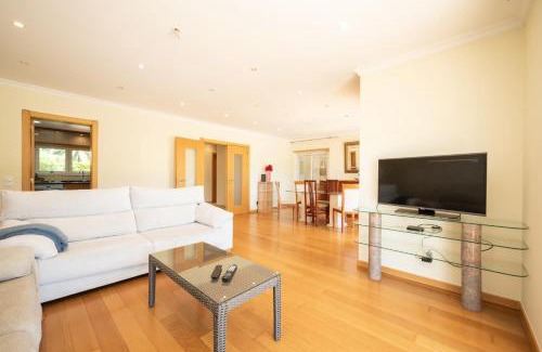 Parede Apartment | Parede Villa By Hosty
