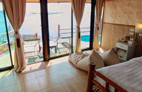Tha Thaewawong Hotel | Discover Paree Hut Resort Koh Sichang: Family-Friendly Bliss