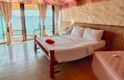 Tha Thaewawong Hotel | Discover Paree Hut Resort Koh Sichang: Family-Friendly Bliss
