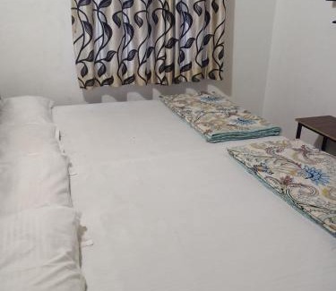 Shri Madhopur Hotel | Cozy Stay at Pareek Guest House with Hot Tub & Dining