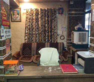 Shri Madhopur Hotel | Cozy Stay at Pareek Guest House with Hot Tub & Dining