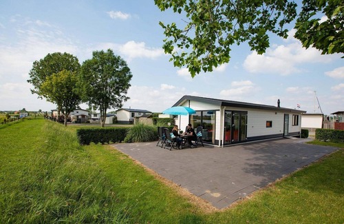 Aalst Ski Chalet | Relax at Parel in Aalst: Family-Friendly Waterside Retreat