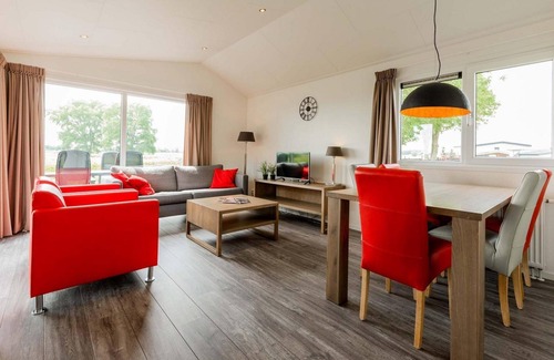 Aalst Ski Chalet | Relax at Parel in Aalst: Family-Friendly Waterside Retreat