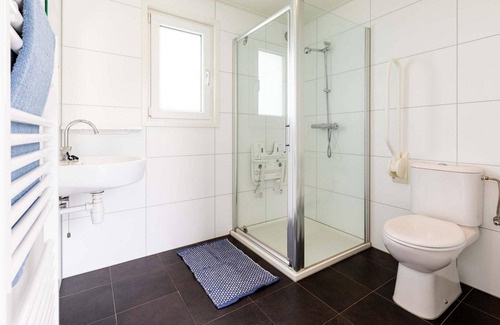 Aalst Ski Chalet | Relax at Parel in Aalst: Family-Friendly Waterside Retreat