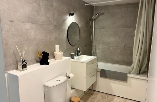 Ploermel Apartment | Unique Studio with Child-Friendly Amenities Awaits You