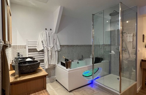 La Ville-du-Bois Apartment | Romantic Jacuzzi Suite at Bali Mon Amour, Near Paris