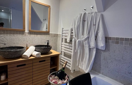 La Ville-du-Bois Apartment | Romantic Jacuzzi Suite at Bali Mon Amour, Near Paris