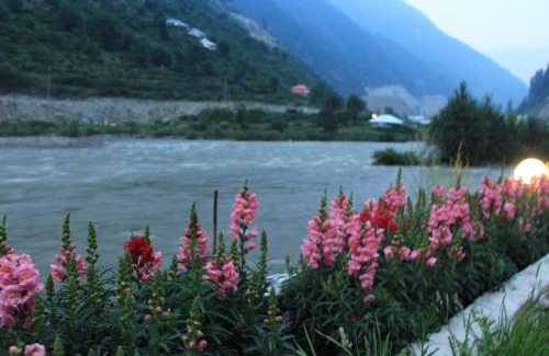Azad Kashmir Hotel | Cozy Parhena Cottages in Bella Naran - Guest Rated 8.5
