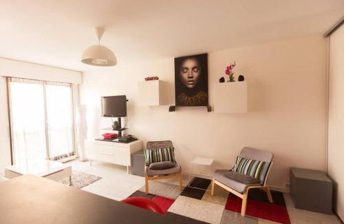 Front de Lac Apartment | Explore Paris with Ease at Our Welcoming Hotel