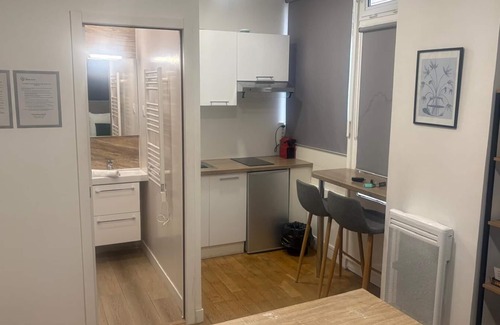 Chaillot Apartment | Modern Studio at Trocadero: Family-Friendly & Pet Welcoming