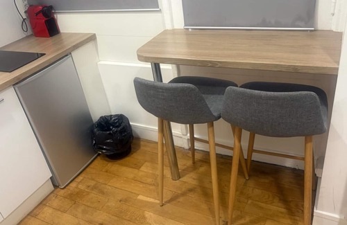 Chaillot Apartment | Modern Studio at Trocadero: Family-Friendly & Pet Welcoming