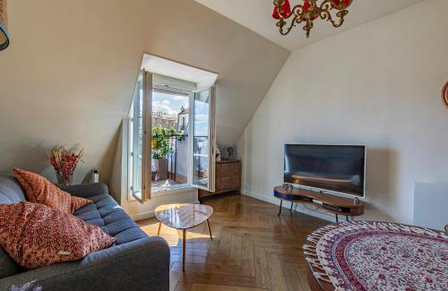 Bonne-Nouvelle Apartment | Charming Paris Centre: Top Floor Room with Elevator Views