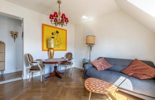 Bonne-Nouvelle Apartment | Charming Paris Centre: Top Floor Room with Elevator Views