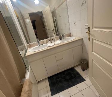 Meudon Apartment | Convenient Shared Room Steps from Paris & Versailles