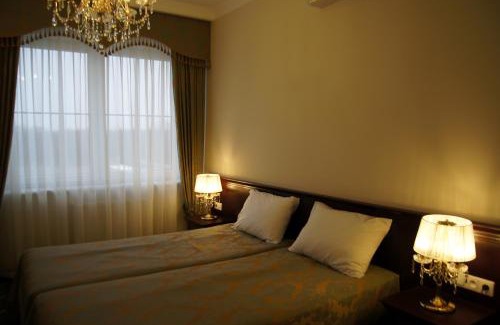 Łukow Resort | Discover Parisel Palace: Pet-Friendly Retreat with Hot Tub
