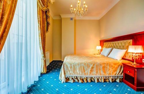 Łukow Resort | Discover Parisel Palace: Pet-Friendly Retreat with Hot Tub