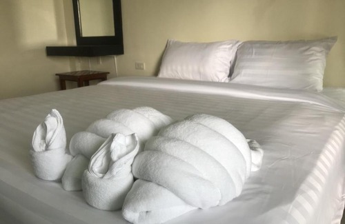 Khuekkhak Hotel | Discover Parisia House: Guest Rated 9.8 with Family Amenities