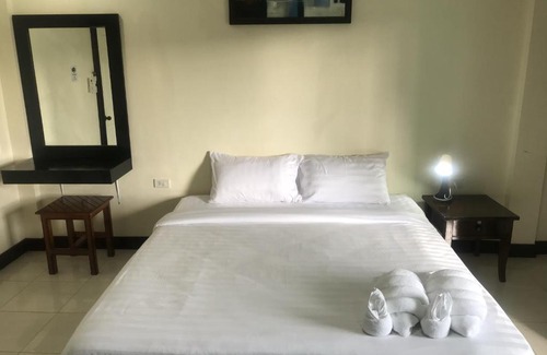 Khuekkhak Hotel | Discover Parisia House: Guest Rated 9.8 with Family Amenities
