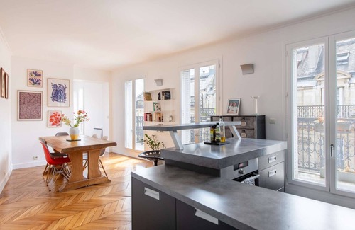 L'Europe Apartment | Discover Geranimus: Family-Friendly Parisian Retreat