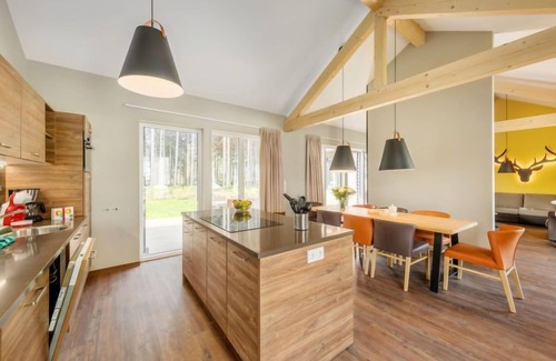 Leutkirch im Allgau House | Relaxing Retreat at Park Allgäu with Spa & Lake Views