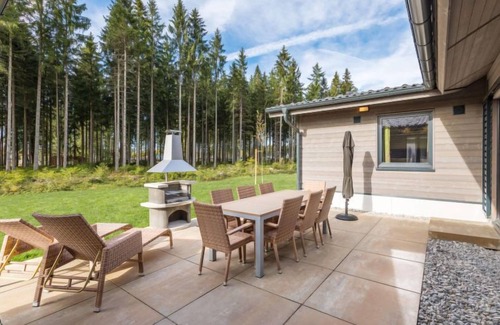 Leutkirch im Allgau House | Relaxing Retreat at Park Allgäu with Spa & Lake Views