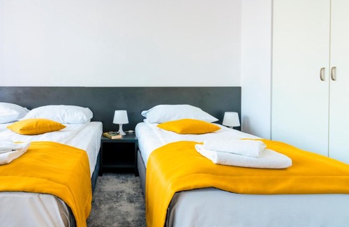Chrzanow Bed & Breakfast | Cozy Oceanfront Park Apartamenty Chrzanów with Breakfast