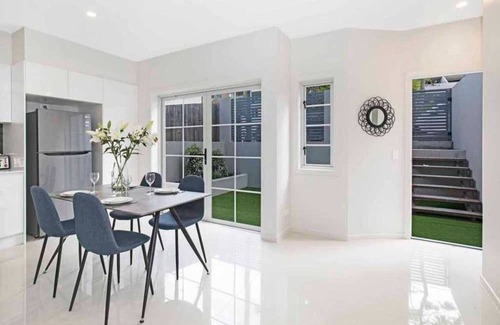 Auchenflower Apartment | Cozy Park Avenue 1BR Hideaway Near Shops & Hospitals