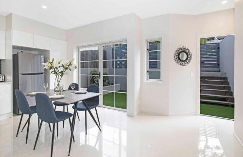 Auchenflower Apartment | Cozy Park Avenue Hideaway for 4 in Auchenflower Brisbane