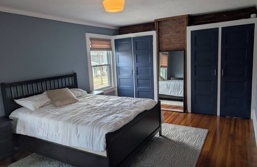 Rochester House | Park Avenue 3 bedroom, enjoy everything the neighborhood has to offer!