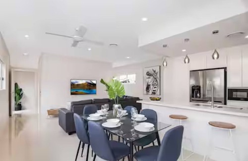 Auchenflower Apartment | Exceptional Park Avenue Luxe 1BR: Pet-Friendly & BBQ