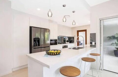 Auchenflower Apartment | Exceptional Park Avenue Luxe 1BR: Pet-Friendly & BBQ