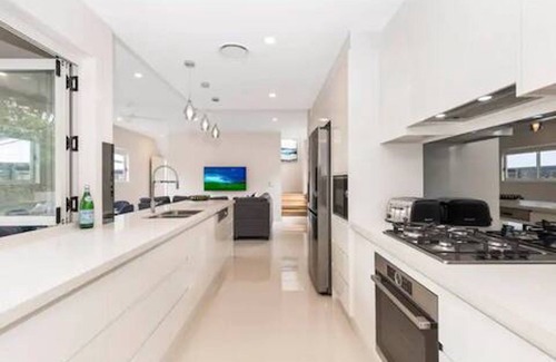 Auchenflower Apartment | Exceptional Park Avenue Luxe 1BR: Pet-Friendly & BBQ
