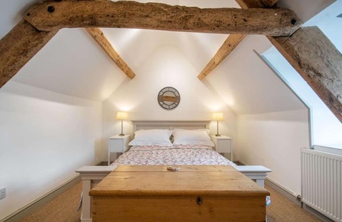 Minchinhampton House | Park Cottage: Family-Friendly Retreat with Great Reviews