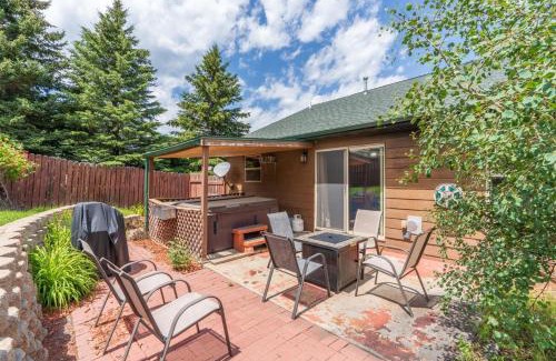 Hill City House | Family-Friendly Retreat at Park Creek Place with Hot Tub