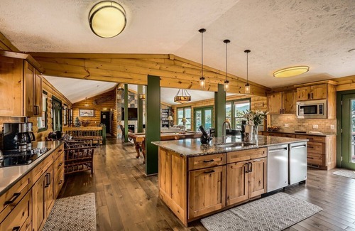 Estes Park House | Park Entrance Lodge: Scenic Views with Hot Tub & Billiards