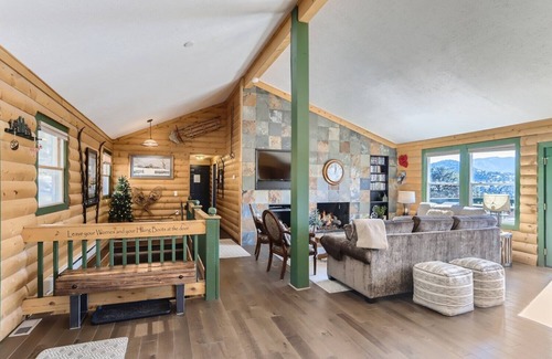 Estes Park House | Park Entrance Lodge: Scenic Views with Hot Tub & Billiards
